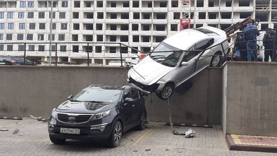 В Воронеже Nissan упал на крышу припаркованного кроссовера после ДТП