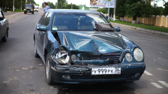 В Острогожске у вокзала столкнулись три иномарки