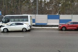 В Воронеже в стоявшую маршрутку сзади въехал KIA: пассажирку иномарки госпитализировали