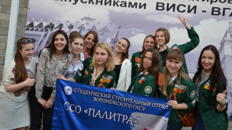 Студентки ВГАСУ передали средства на памятные доски защитницам Воронежа