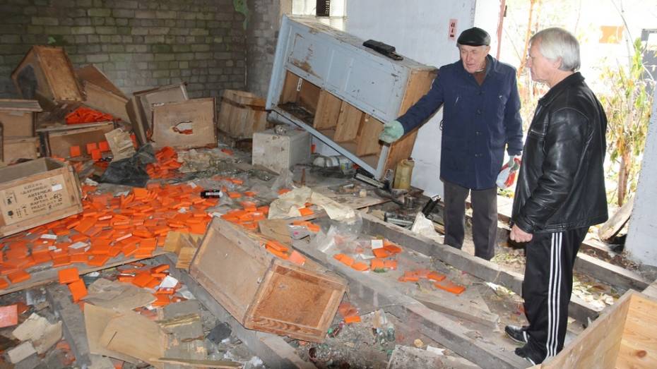 В Боброве активисты обнаружили брошенные аптечки на складе бывшей воинской части