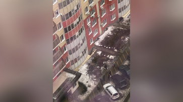 Мужчина выпал из окна 17-этажного дома под Воронежем