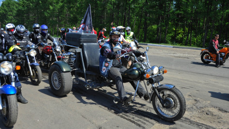 Полтысячи байкеров прокатились по Воронежу, открывая мотосезон