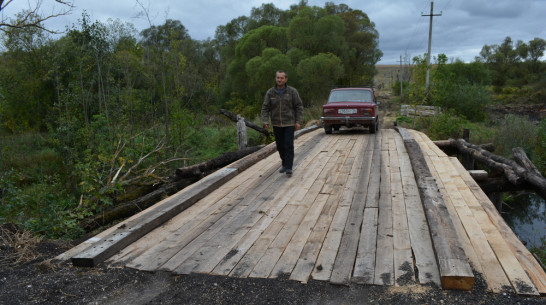 В нижнедевицком селе Скупая Потудань сельчане отремонтировали мост через реку