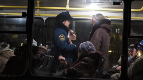 Эвакуированных жильцов из воронежской пятиэтажки на Космонавтов разместили в автобусах 