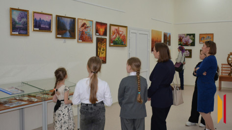 Аннинцев пригласили на выставку картин юных художников и их педагога