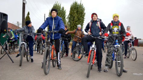 В Новой Усмани прошел велопробег в честь юбилея школы
