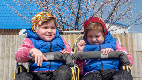 Родители 7-летних близняшек из верхнемамонского села попросили о помощи