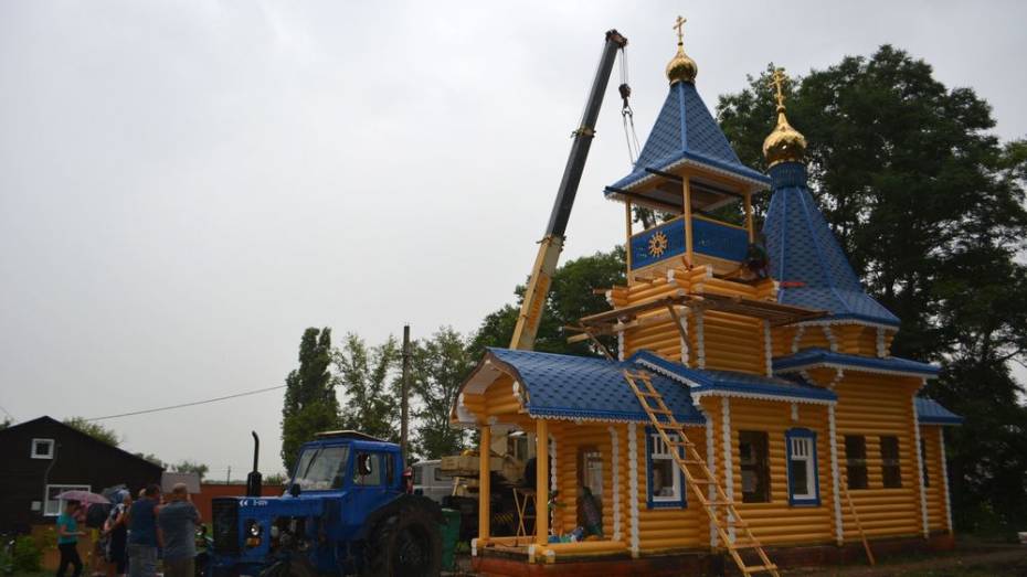 На храме в воробьевском селе Затон установили купол с крестом и колокол