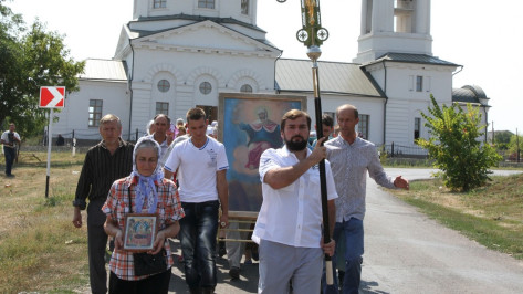 В богучарских селах Сухой Донец и Монастырщина прошел первый крестный ход за последнее столетие