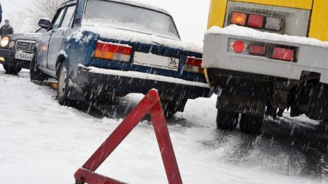 В Воронежской области снегопад спровоцировал множество аварий на трассе М-4