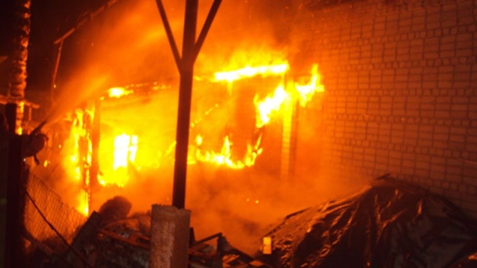 В Петропавловском районе неизвестные подожгли дом