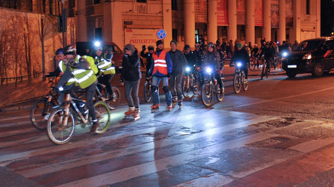 Воронежские велосипедисты поддержали «Час Земли» светящимся велопробегом