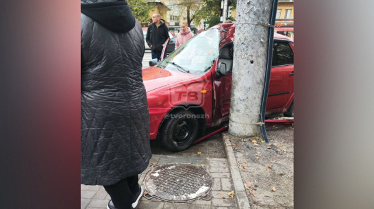 В Воронеже автомобиль врезался в фонарный столб: видео