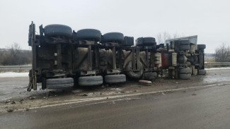 На трассе в Воронежской области перевернулась фура: пострадал житель Краснодарского края
