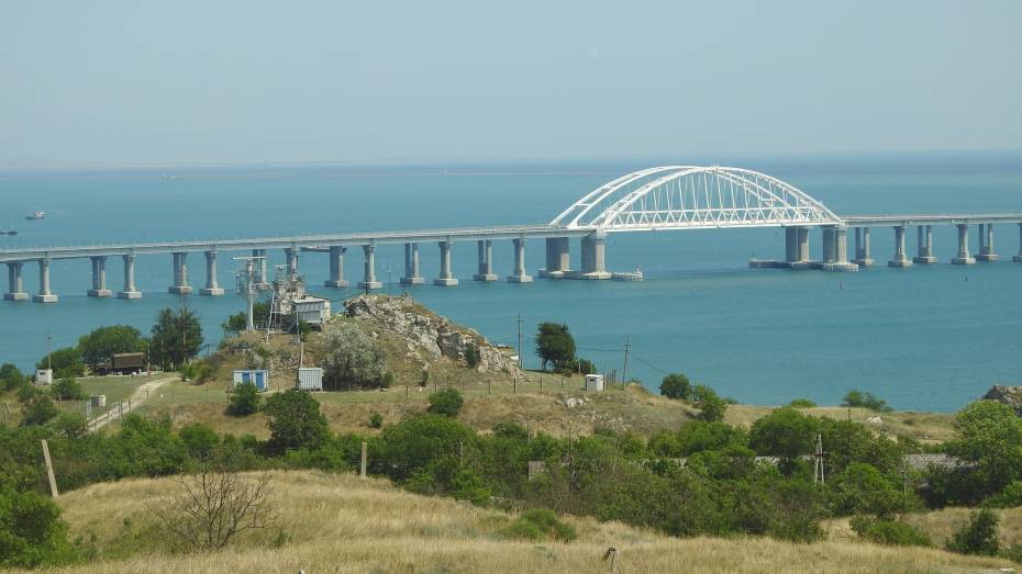 Движение по Крымскому мосту остановлено из-за чрезвычайного происшествия
