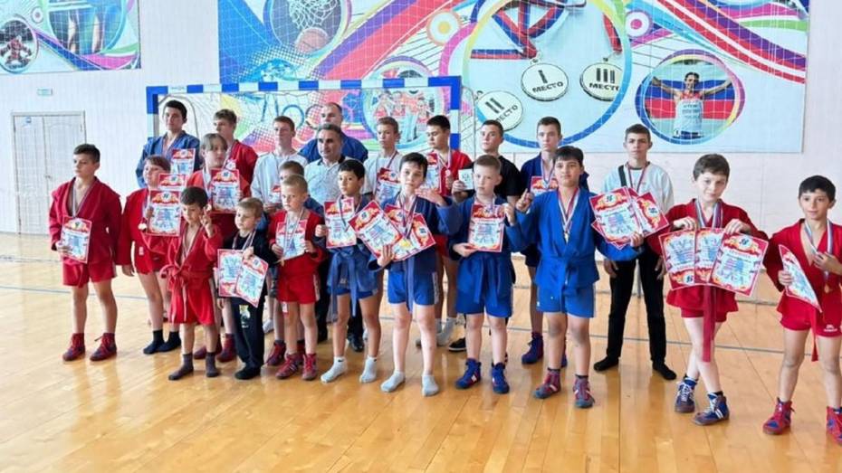 Грибановцы завоевали 16 золотых медалей на межрегиональном турнире по самбо