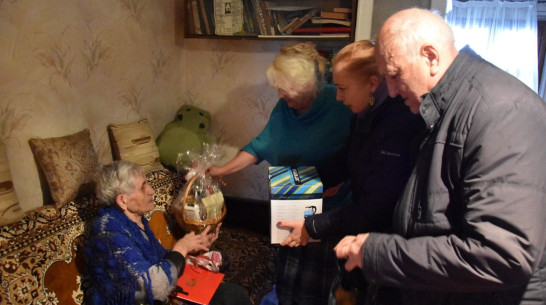 Воронежская городская дума поздравила 100-летнюю жительницу Сомово с юбилеем