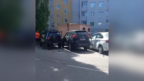 В Воронеже неизвестный протаранил 4 автомобиля и скрылся