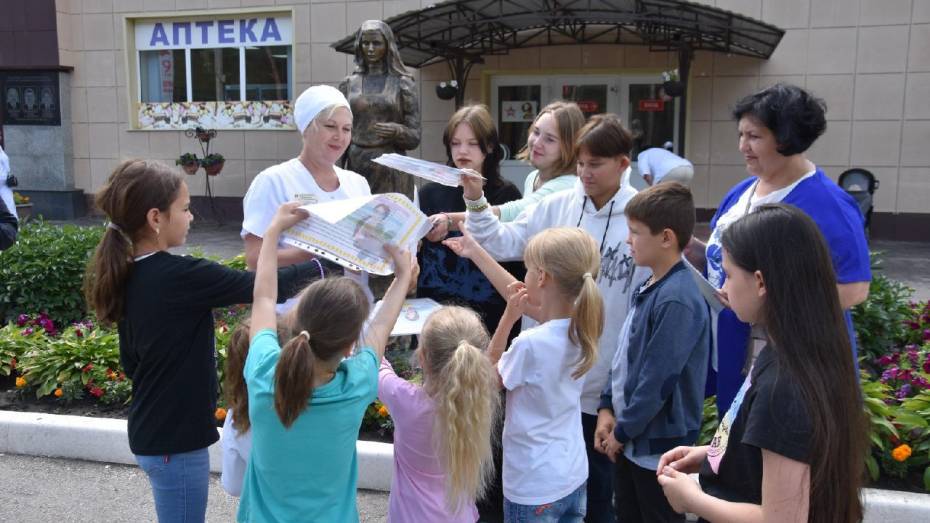 Воронежские дети сделали ромашки к 8 июля и передали их в медучреждения
