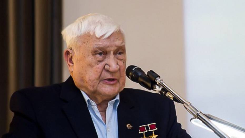 Глава региона поздравил воронежского летчика-космонавта Анатолия Филипченко с 90-летием