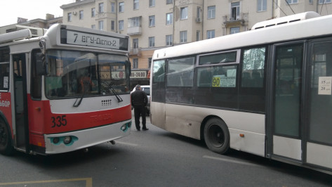 Центр Воронежа встал в пробках из-за ДТП с пассажирским автобусом