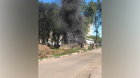 Столб черного дыма заметили на улице Рижской в Воронеже