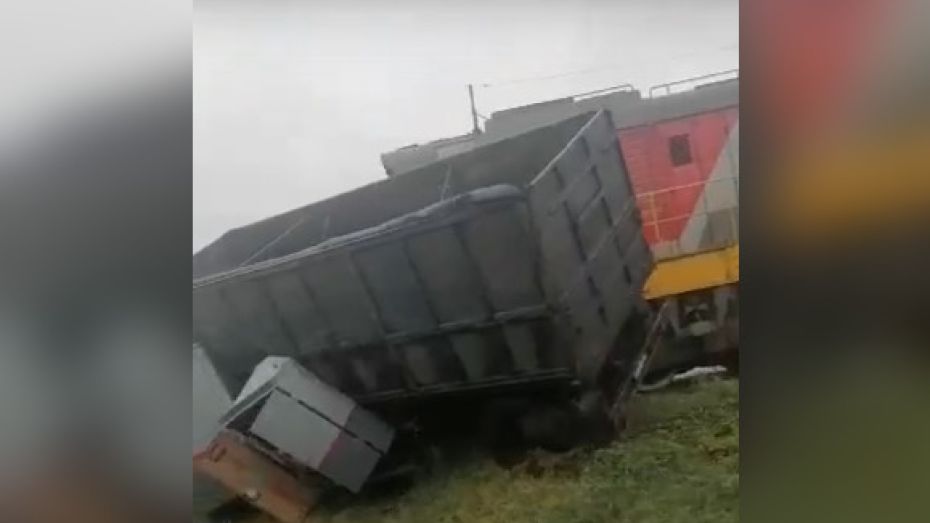В Воронежской области на видео сняли последствия столкновения КамАЗа и локомотива