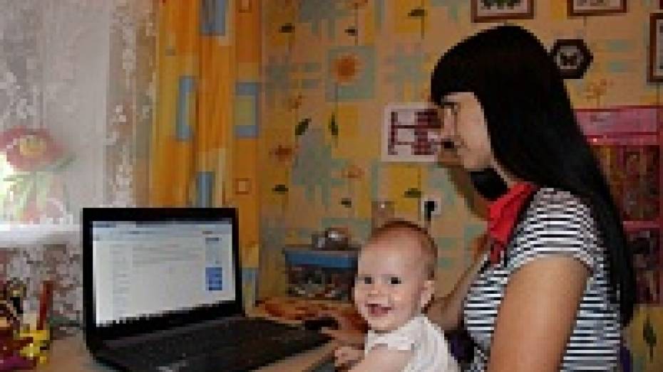 В Верхнем Мамоне мамы освоили запись в детсад по Интернету