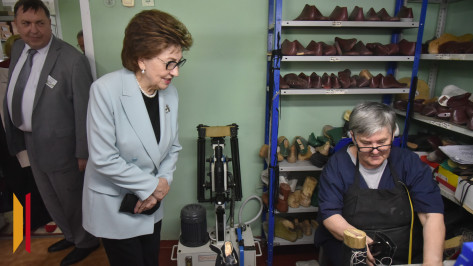 Первый зампред комитета Совета Федерации посетила протезно-ортопедическое предприятие в Воронеже