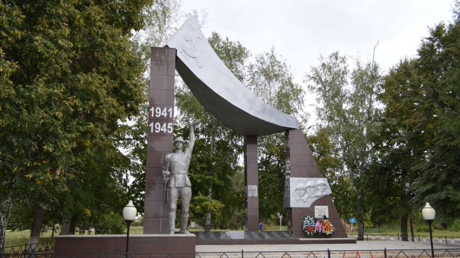 В павловском селе Большая Казинка капитально отремонтировали памятник фронтовикам