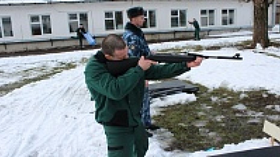 В Воронежской области отбывающим срок преступникам дали в руки «воздушки»