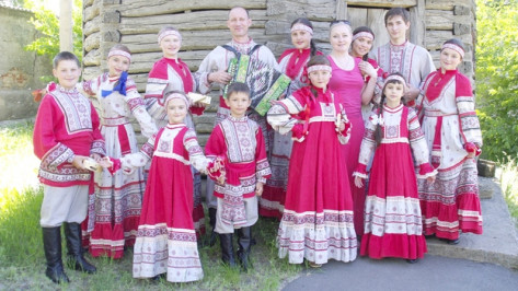 Калачеевские артисты получили новые костюмы и музыкальные инструменты 