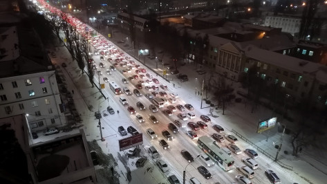 Десятибалльные пробки сковали Воронеж после начала снегопада