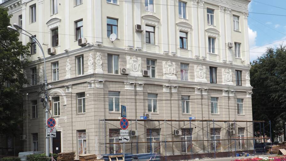 При капремонте фасада дома в центре Воронежа восстановят элементы архитектурного декора 