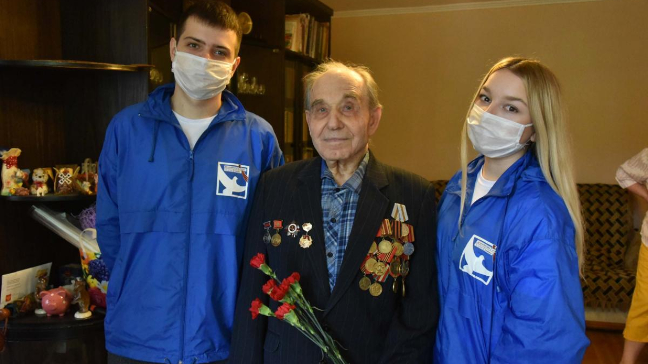 «Берегите мир, внучки!» Волонтеры Победы вручили воронежским ветеранам подарки и гвоздики
