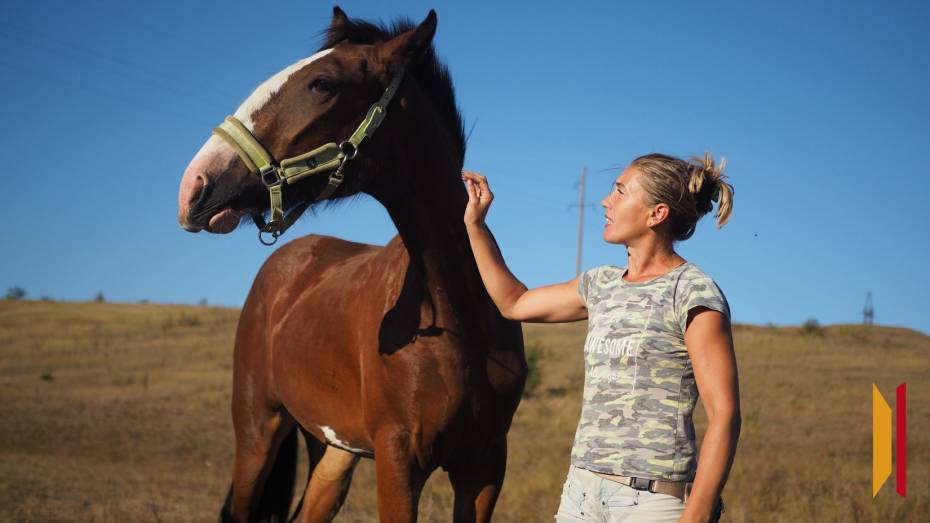 «Чаще всего пациенты сидят на лошади без седла». Почему Елена Кувшинова из воронежского села занялась адаптивной верховой ездой