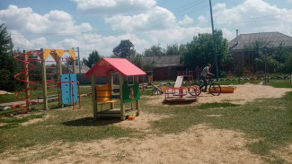 Детскую игровую площадку обустроили калачеевские общественники в микрорайоне Рыбасивка