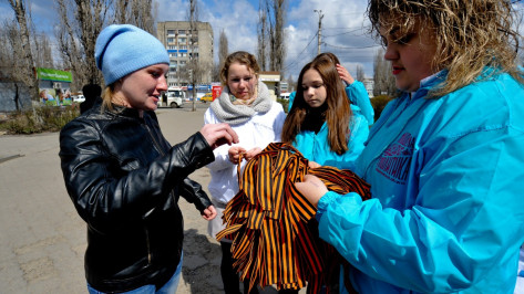 В Воронеже волонтеры начали раздавать георгиевские ленты
