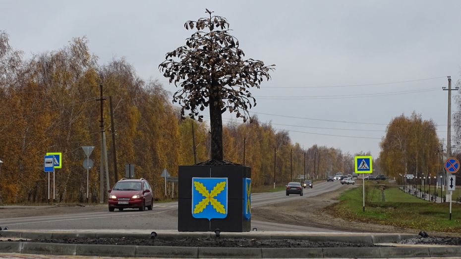 В поселке Хохольский установили металлический дуб за 1 млн рублей