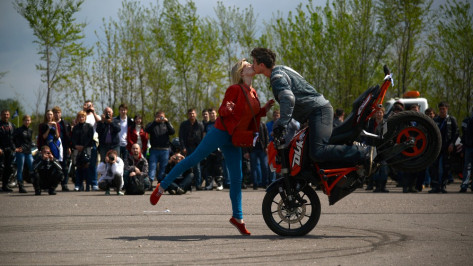 Стантрайдеры в Воронеже на скорости вставали на одно колесо и целовались с девушкой 