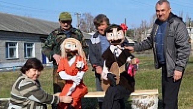  Сотрудники Репьевской ЦРБ «поселили» во дворе больницы ростовых кукол