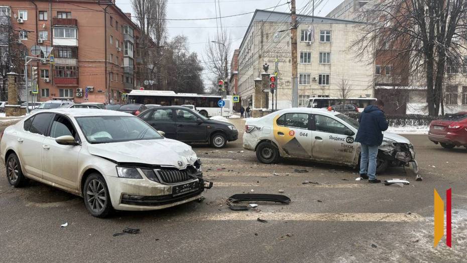 В центре Воронежа днем 22 января произошли 2 ДТП