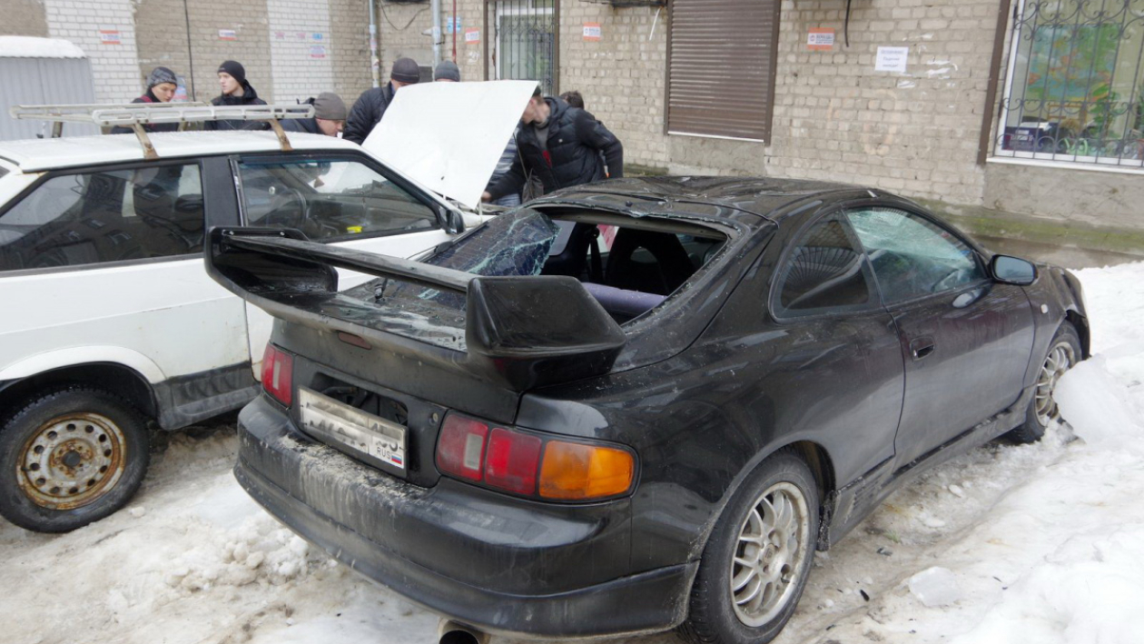 «На улицу выйти страшно». В Воронеже сосульки разбили 6 автомобилей во дворе пятиэтажки 