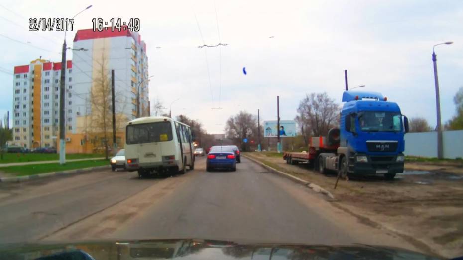 В сети появилось видео выезда маршрутного «ПАЗа» на «встречку» в Воронеже