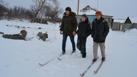 В Россошанском районе снегопад изолировал многодетную семью на маленьком хуторе
