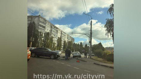 В Воронеже на перекрестке улиц Донской и Хользунова столкнулись Audi и Peugeot