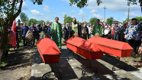 В Острогожском селе Мастюгино перезахоронили останки 17 воинов