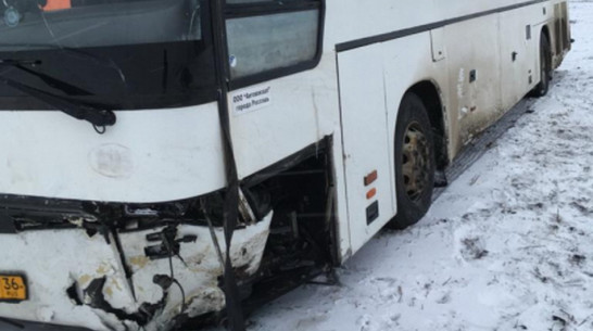 В Воронежской области рейсовый автобус с пассажирами съехал с трассы