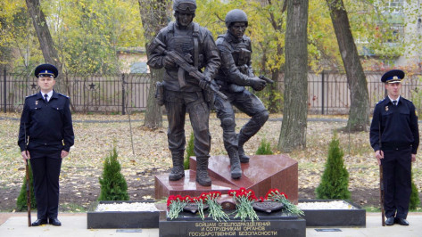 В Воронеже открыли бронзовый мемориал погибшим бойцам спецназа